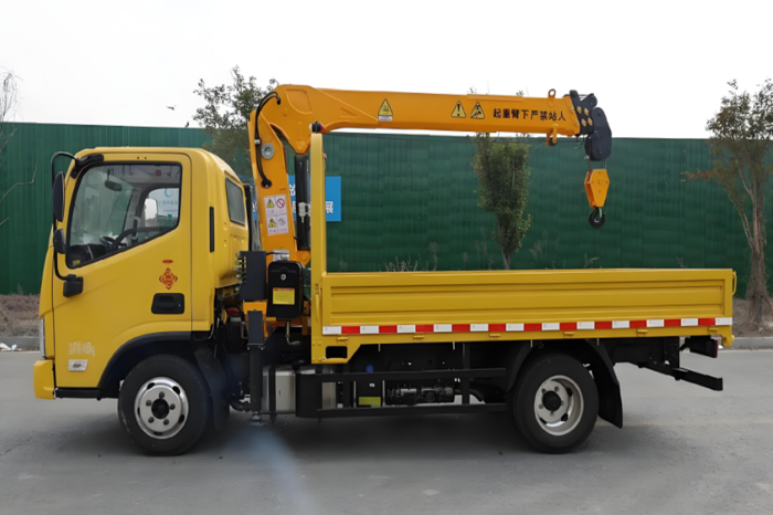 Foton Oumark S  Crane Truck Special Chassis: Compliant Load Capacity, Efficient Mobility