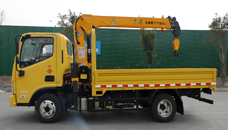 Foton Oumark S  Crane Truck Special Chassis: Compliant Load Capacity, Efficient Mobility