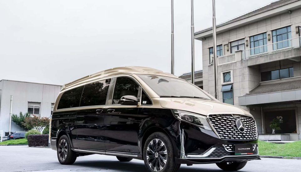 Mercedes-Benz Venucia (Elizabeth): British Luxury – A Queen-Level Mobile Palace.